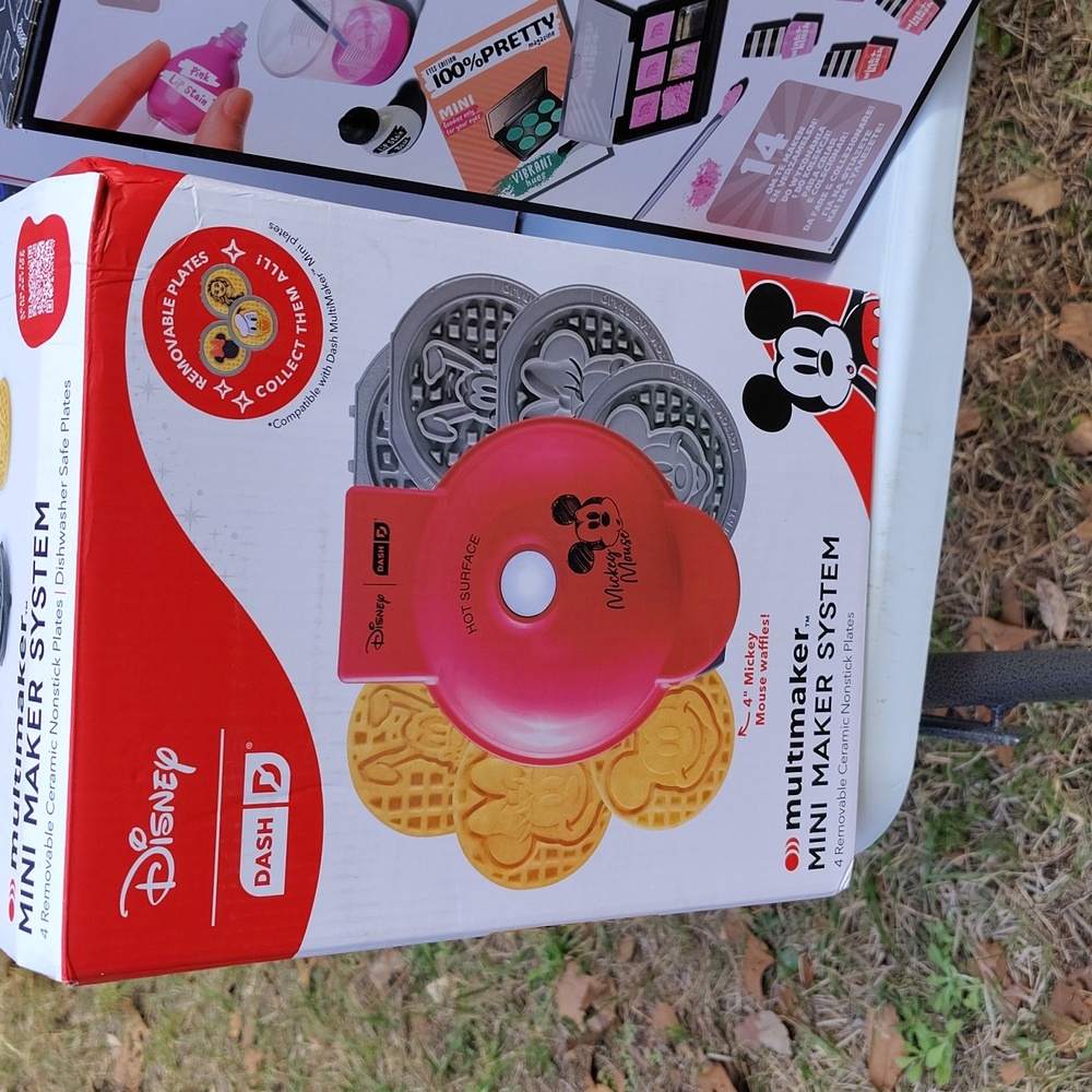 DISNEY WAFFLE MAKER WITH DIFFERENT PLATES